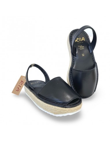 Minorchina in pelle nera con zeppetta